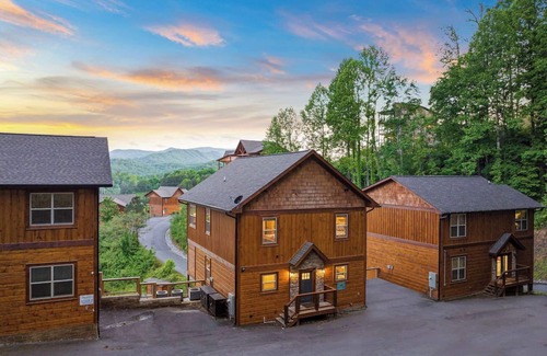 Gatlinburg - Pigeon Forge Cabin | Spacious Pet Friendly, Great views, Hot Tub, Arcade, Theater.
