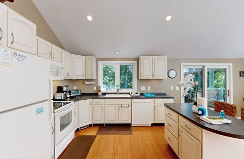 Bumpass House | Spacious pet friendly house w/private pool table, ping pong table & free WIFI