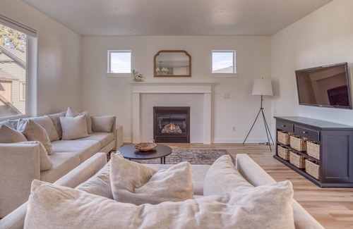 Southwest Bend House | Spacious, Pet Friendly Mountain Home, Close to Deschutes River and the Slopes