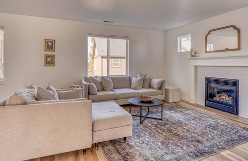 Southwest Bend House | Spacious, Pet Friendly Mountain Home, Close to Deschutes River and the Slopes