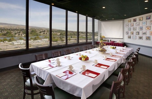 Wenatchee House | Spacious Pet-Friendly Room Near Downtown! Enjoy the View w/ Large Window, Pool