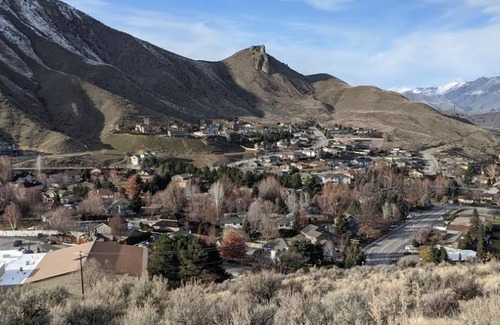 Wenatchee House | Spacious Pet-Friendly Room Near Downtown! Enjoy the View w/ Large Window, Pool