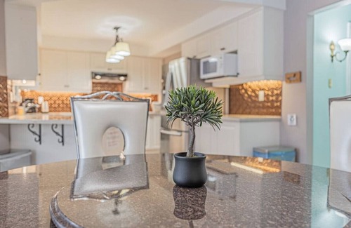 Brampton House | Spacious⭐Pool⭐Hot Tub⭐Airport⭐Downtown⭐Walk to Everything