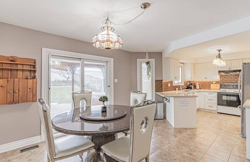 Brampton House | Spacious⭐Pool⭐Hot Tub⭐Airport⭐Downtown⭐Walk to Everything