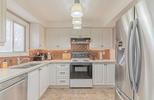 Brampton House | Spacious⭐Pool⭐Hot Tub⭐Airport⭐Downtown⭐Walk to Everything