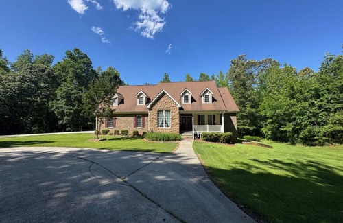 Trinity House | Spacious & Pristine 5 Bedroom 4 Bath Home on 5 Acres