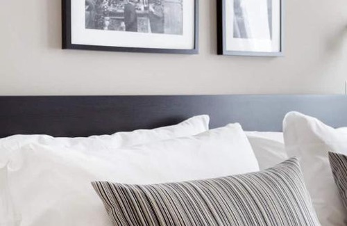 Tanjung Priok House | Spacious Private Ensuite Room for 3 people
