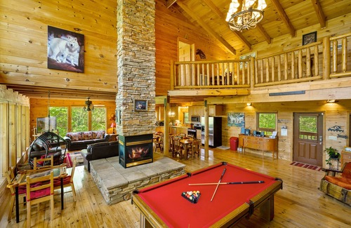 Gatlinburg - Pigeon Forge Cabin | SPACIOUS & PRIVATE LODGE: Pool Table, Hot Tub/RAMP, Swing set, Fire Pit, Arcade