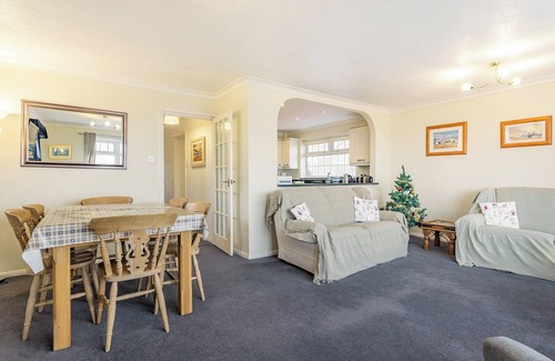 Lydd-on-Sea Cottage | Spacious property and stunning sea views in great location.