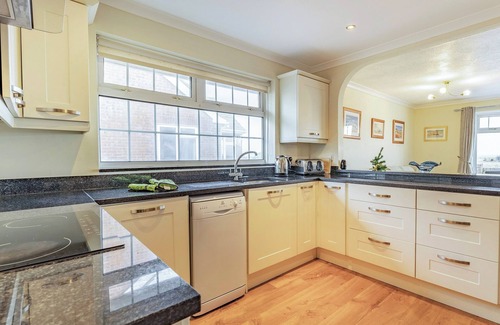Lydd-on-Sea Cottage | Spacious property and stunning sea views in great location.