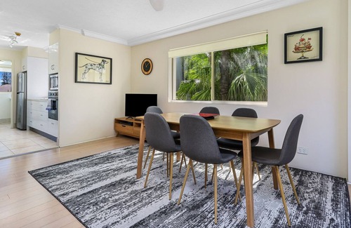 Biggera Waters Apartment | Spacious quiet airconditioned apartment right on the Broadwater near everything