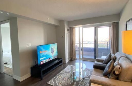 Etobicoke Apartment | Spacious, Quiet & Cozy Condo 10m from Airport