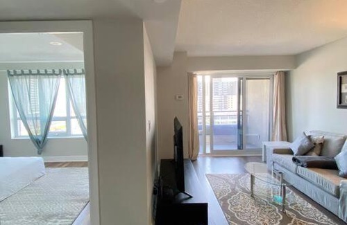 Etobicoke Apartment | Spacious, Quiet & Cozy Condo 10m from Airport