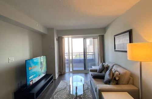 Etobicoke Apartment | Spacious, Quiet & Cozy Condo 10m from Airport