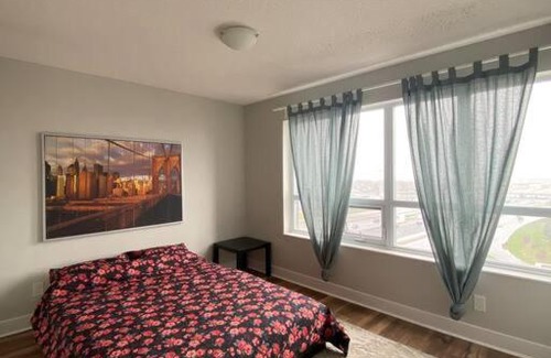 Etobicoke Apartment | Spacious, Quiet & Cozy Condo 10m from Airport