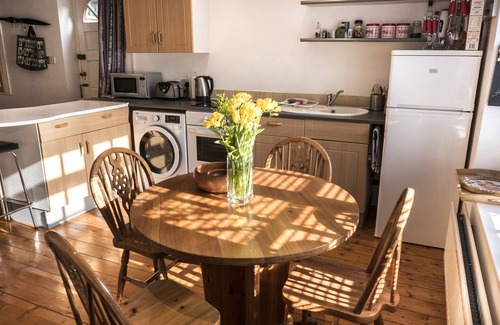 Mortlake Apartment | Spacious Quiet Super Large Studio Richmond Park in London