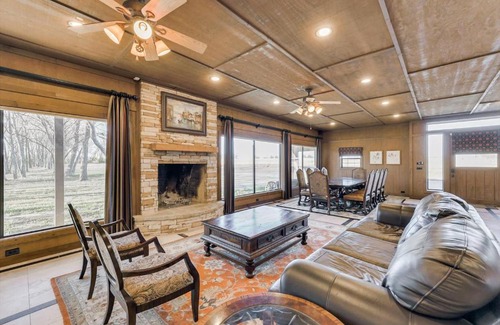 Weston House | Spacious Ranch Style Home w Cinema Room