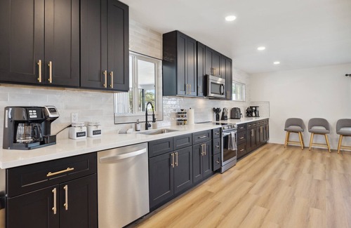 Village Grove House | Spacious Remodel 3BR 2BA – Prime Location Near It All