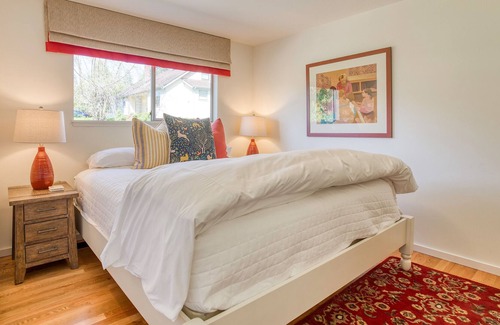 Shoreline House | Spacious remodeled home sleeps 8, Convenient Location Near I-5 and Seattle