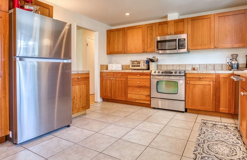 Shoreline House | Spacious remodeled home sleeps 8, Convenient Location Near I-5 and Seattle