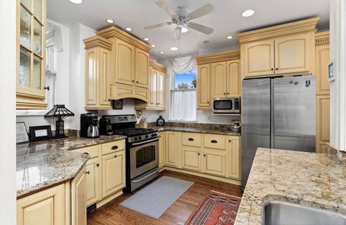 Staunton House | Spacious, Renovated c.1892 Queen Anne Victorian Blocks From Downtown Staunton