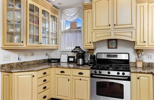 Staunton House | Spacious, Renovated c.1892 Queen Anne Victorian Blocks From Downtown Staunton