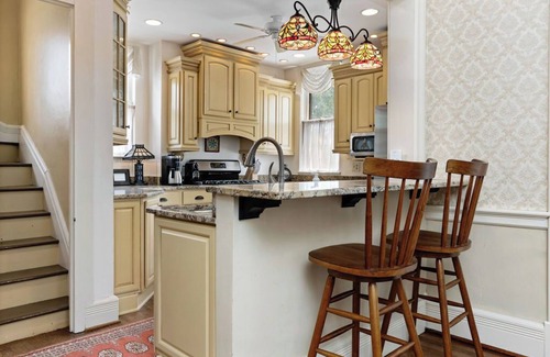 Staunton House | Spacious, Renovated c.1892 Queen Anne Victorian Blocks From Downtown Staunton