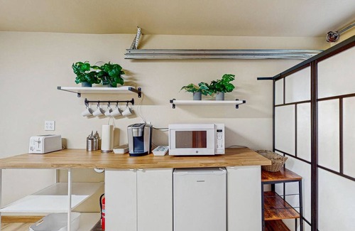 Atlantic House | Spacious Renovated Getaway Near Downtown Seattle & Stadiums