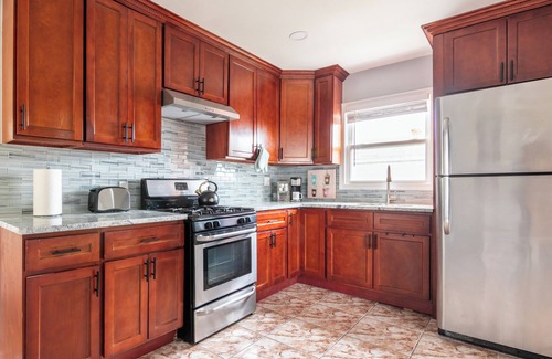Queens House | Spacious Renovated Home by JFK/Train to NYC