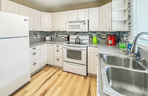 Northeast Anchorage Apartment | Spacious Retreat:King Size Comfort