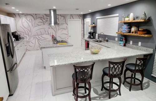 Savannah House | Spacious Retreat with Pool - 15 min to Downtown