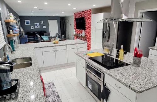 Savannah House | Spacious Retreat with Pool - 15 min to Downtown