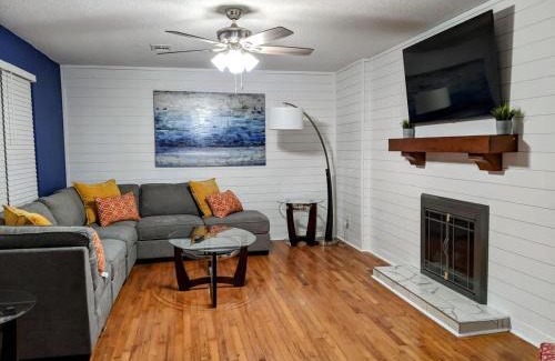 Savannah House | Spacious Retreat with Pool - 15 min to Downtown