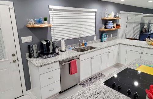 Savannah House | Spacious Retreat with Pool - 15 min to Downtown