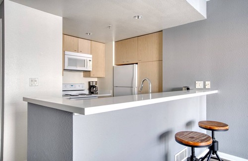 Rincon Hill Apartment | Spacious Rincon Hill 1BR w/Gym, Balcony + Hot tub by Blueground