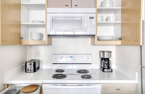Rincon Hill Apartment | Spacious Rincon Hill 1BR w/Gym, Balcony + Hot tub by Blueground