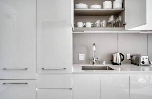 South Beach Apartment | Spacious Rincon Hill 1BR w/W/D, Gym & Pool, near Tech HQs, by Blueground