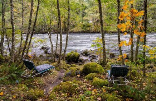 Zigzag Ski Chalet | Spacious River Cabin - Hot Tub - Sleeps 8