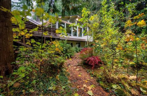 Zigzag Ski Chalet | Spacious River Cabin - Hot Tub - Sleeps 8