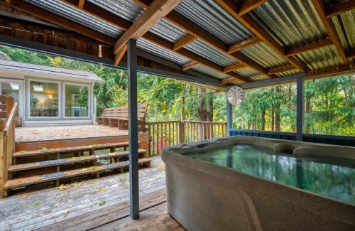Zigzag Ski Chalet | Spacious River Cabin - Hot Tub - Sleeps 8