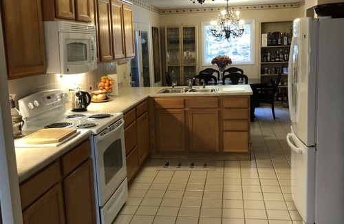 Mayfield House | Spacious Riverfront home. 10 Min to TC but far enough away from it all.