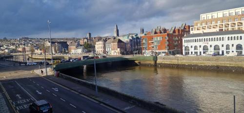 Cork City Centre Apartment | Spacious Riverside 2Bd Mid City - Above Bar&Venue
