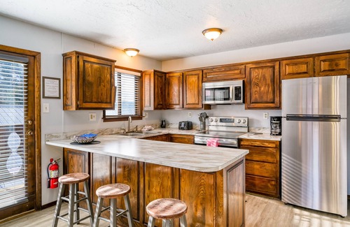 Red River House | Spacious riverside abode with double kitchens, washer/dryer, grill, & WIFI