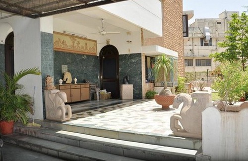 Adarsh Nagar House | Spacious room in a pleasant area
