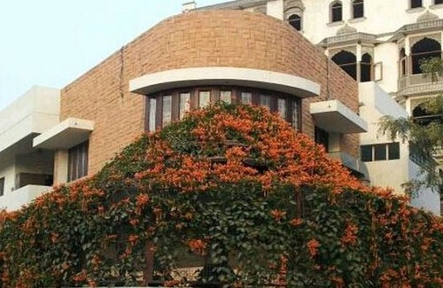 Adarsh Nagar House | Spacious room in a pleasant area