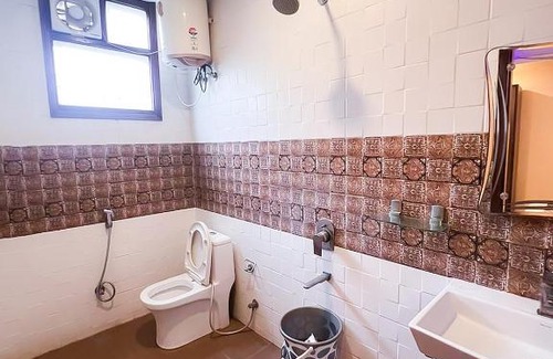 Mahipalpur Extension Hotel | Spacious Room in Mahipalpur