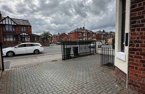 Offerton House | Spacious Room in Manchester- Perfect for Families