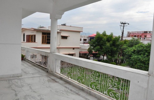 Bullawala House | Spacious Room Near Indian Military Academy