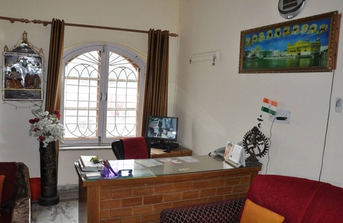 Bullawala House | Spacious Room Near Indian Military Academy