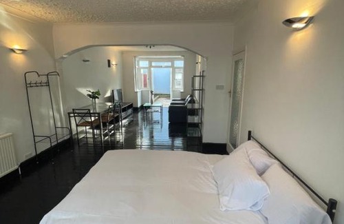 Lea Bridge House | Spacious room with Garden